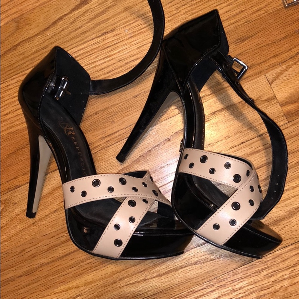 💥 SOLD 💥 Black & Nude Heels